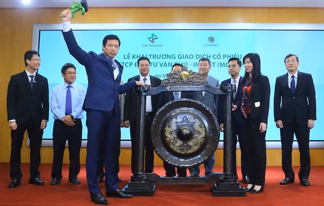 Ngày 28/11, CTCP Đầu tư Văn Phú Invest chính thức niêm yết trên sàn HNX. Tổng khối lượng niêm yết là 160 triệu cổ phiếu, tương ứng vốn điều lệ 1.600 tỷ đồng. Giá giao dịch phiên đầu tiên là 27.600 đồng/cp. Ảnh: VTC.