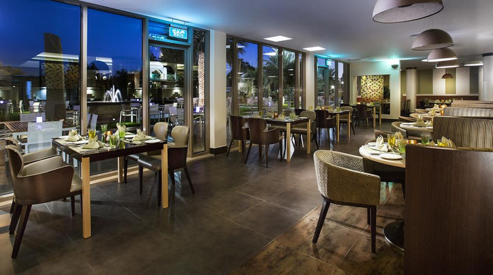 Khu vực nhà hàng có view nhìn toàn cảnh bên ngoài khu nghỉ dưỡng. Ảnh: Booking.