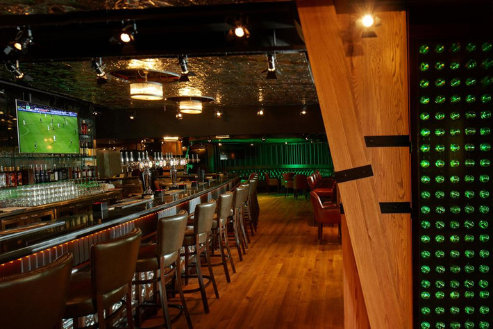 Quầy bar phục vụ du khách. Ảnh: Booking.