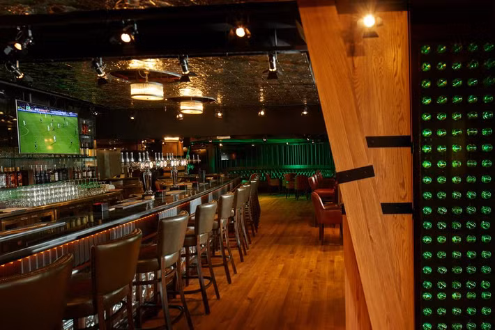 Quầy bar phục vụ du khách. Ảnh: Booking.
