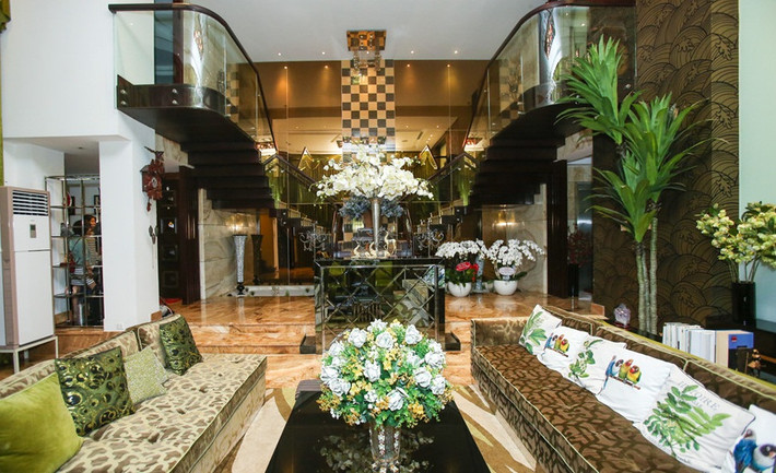 Toàn bộ nội thất trong nhà đều được Đàm Vĩnh Hưng sưu tầm khi lưu diễn nước ngoài hoặc mua trong nước nhưng đều thuộc thương hiệu cao cấp. Ảnh: Zing.