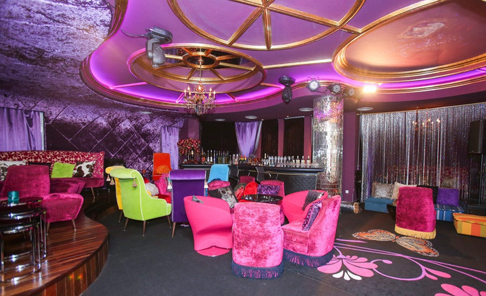 Đàm Vĩnh Hưng dựng hẳn một phòng trà ca nhạc trong nhà mình với ghế sofa sang trọng, sân khấu rộng và dàn âm thanh hiện đại. Ảnh: Zing.