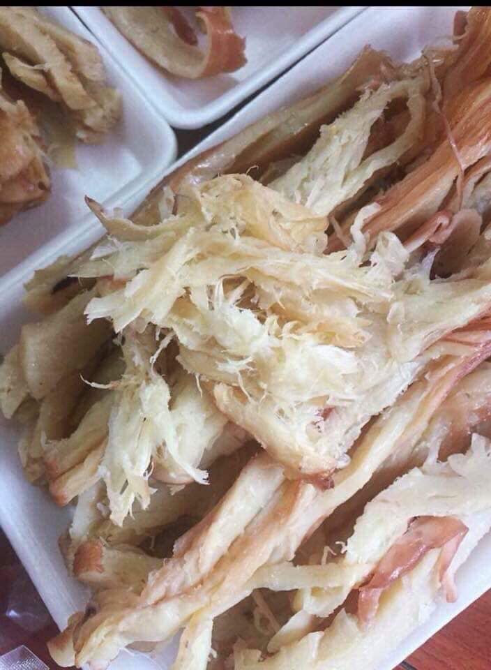 Chị Hoài (Cát Linh, Ba Đình, Hà Nội) vừa đặt mua 1kg để ăn Tết cho biết, thịt cua hun khói này rất dai và thơm. Ảnh: FB Thùy Linh Nguyễn.