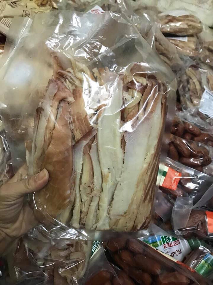 Được nhập khẩu chủ yếu theo đường xách tay, thịt cua hun khói Nga có vị mặn mặn, ngọt ngọt, càng nhai càng ngọt thịt, thích hợp nhâm nhi trong ngày Tết. Ảnh: FB Nguyễn Nga.