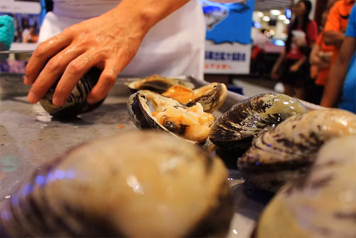 Theo một số người bán, sò đỏ có giá đắt đỏ một phần là do chi phí vận chuyển. Thêm nữa, việc đào hang đánh bắt sò đỏ cũng khá khó khăn. Ảnh: Ocxan.