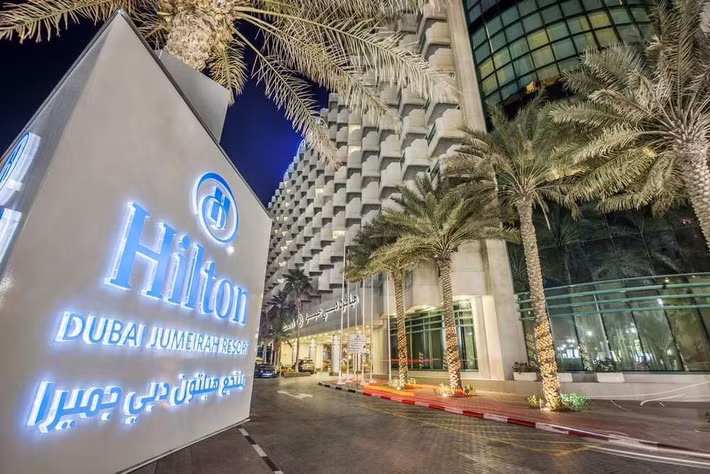 Khách sạn Hilton Resort vẫn nằm trong nội thành Dubai, cách khách sạn cũ khoảng 15 phút xe bus. Ảnh: Booking.