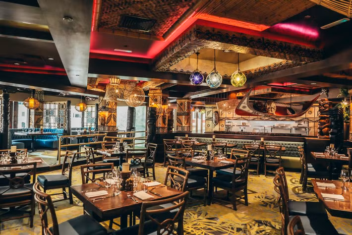 Khu vực nhà hàng và quầy bar. Ảnh: Booking.