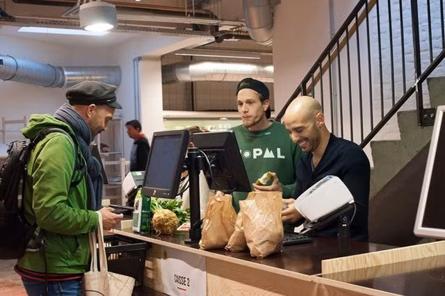 Tất cả các thành viên tham gia đều là người đồng sự, chịu trách nhiệm đưa ra quyết định, duy trì và thực hiện nhiệm vụ chung.