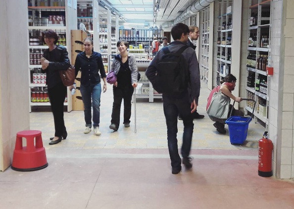 Thực tế, đây là một cửa hàng hợp tác xã có thành viên là hàng xóm sống cùng khu vực. Chính họ quyết định mua sản phẩm nào và sau đó bán chúng với mức tối thiểu.