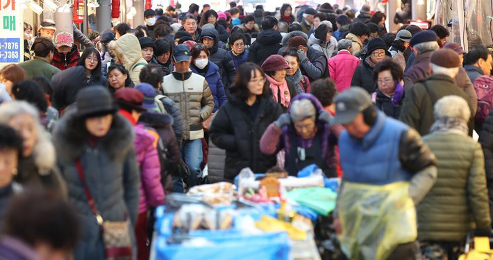 Một khu chợ truyền thống của ở Dongdaemun (Seoul, Hàn Quốc) đông nghẹt khách mua sắm vào ngày thứ Sáu trước kỳ nghỉ Tết Nguyên đán. Ảnh: Yonhap.