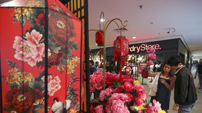 Tại Kuala Lumpur (Malaysia), người dân mua sắm hoa giả để trang trí nhà dịp Tết. Ảnh: AP.