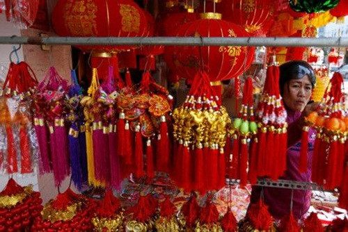 Gian hàng bán đồ trang trí ở khu phố người Hoa tại Campuchia những ngày cận Tết. Ảnh: Reuters.