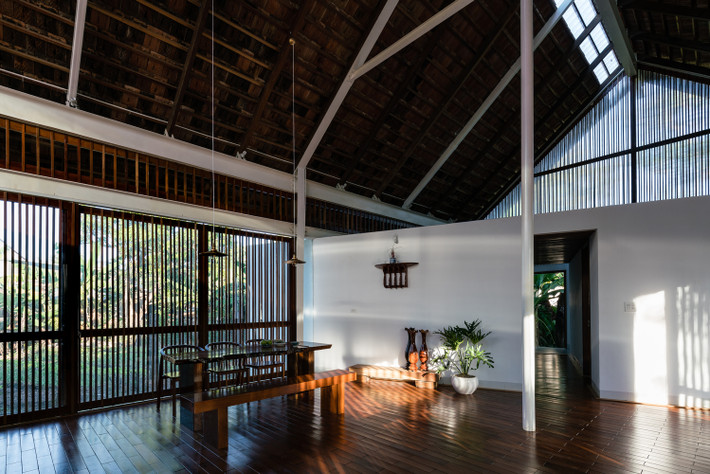 Hai đầu hồi nhà hai khối phòng chức năng riêng. Một bên là bếp và khu vực vệ sinh.