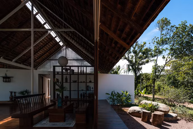 Không gian sinh hoạt chung bố trí giữa ngôi nhà, giúp kết nối các không gian riêng tư khác, cũng như kết nối trong nhà với ngoài trời.