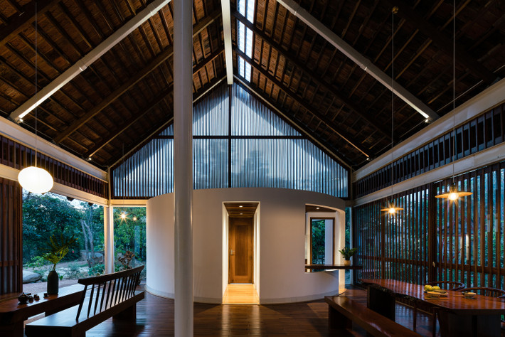 Để rút ngắn thời gian thi công, nhóm kiến trúc sư sử dụng hệ thống khung kết cấu thép trên mái nhà thay vì khung tre hoặc gỗ như thông thường.