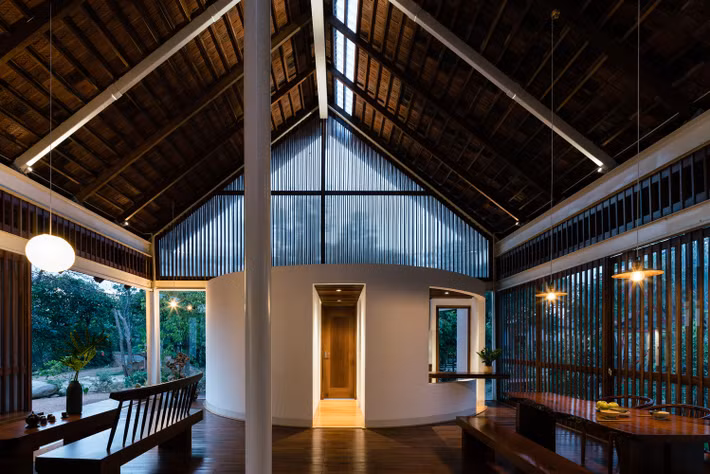 Để rút ngắn thời gian thi công, nhóm kiến trúc sư sử dụng hệ thống khung kết cấu thép trên mái nhà thay vì khung tre hoặc gỗ như thông thường.