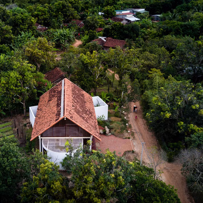 Nằm trong ngôi làng nhỏ phía tây bắc tỉnh Đắk Lắk, giáp ranh với lãnh thổ Campuchia, ngôi nhà có sự pha trộn của nhiều vùng miền khác nhau do phần lớn người dân di cư vào đây làm kinh tế mới.