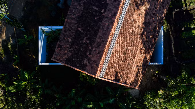 Hai phòng ngủ đặt cắt chéo kiến trúc chính. Nguồn ảnh: Quang Dam.