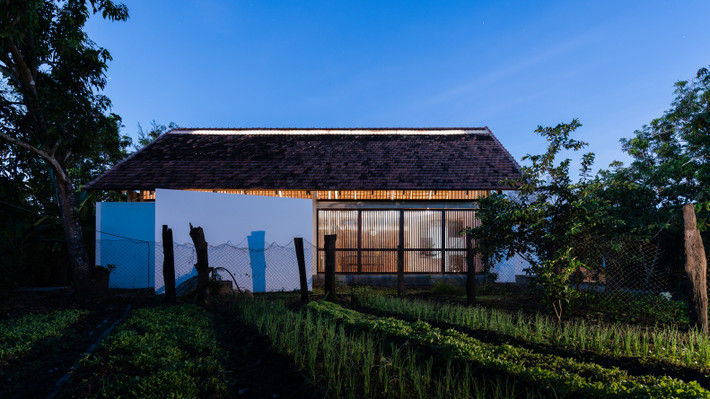 Phía sau nhà là một vườn rau rộng.