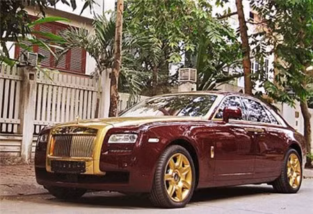 Không chỉ chuộng việc mạ vàng cho ngôi nhà mà gần đây, nhiều đại gia Việt còn rộ mốt độ vàng cho siêu xe để khẳng định "vị thế" của bản thân.