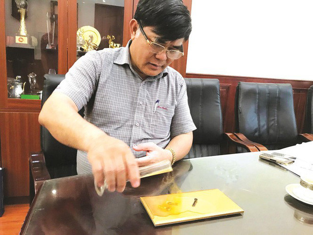 Phát biểu trên truyền thông, ông Đường cho biết, cách đây gần 20 năm vào dịp thăm Tòa tháp Empire State ở New York, ông Đường mê mẩn những cánh cửa thang máy mạ vàng tại đây và quyết định sẽ mạ vàng cho thang máy của Toà tháp đôi Hoà Bình đường Hoàng Quốc Việt (Hà Nội).