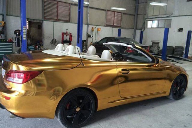 Năm 2015, bộ ảnh về siêu xe mạ vàng của thiếu gia Hải Phòng từng gây xôn xao dư luận. Được biết, từ chiếc xe nguyên bản Lexus IS 350C, chủ nhân đã lột xác xế cưng bằng dàn áo dán đề can mạ vàng ấn tượng.