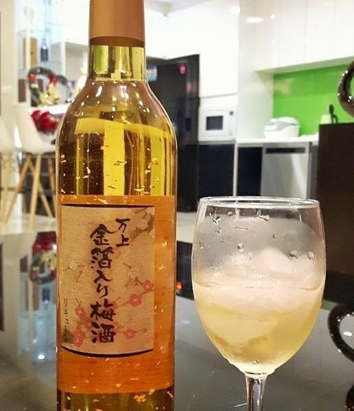 Đặc biệt, không ít đại gia Việt đã đãi khách bằng những chai rượu ngoại bên trong lung linh bởi những miếng vàng lá. Nguồn ảnh: Internet