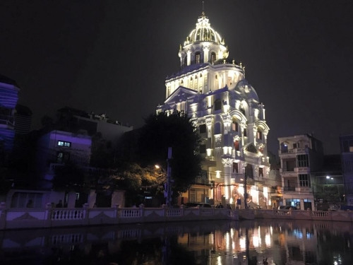 Trong khi đó, đại gia Nguyễn Quốc Thanh (biệt danh Thanh “sắt”) chơi lớn khi cho xây dựng hẳn lâu đài giữa nội thành Hà Nội.
