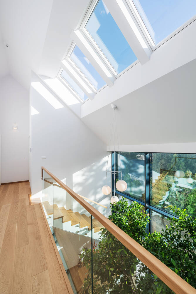 Ánh sáng len lỏi vào nhà từ mọi phía như cửa kính, ô cửa sổ...Nguồn ảnh: Archdaily.