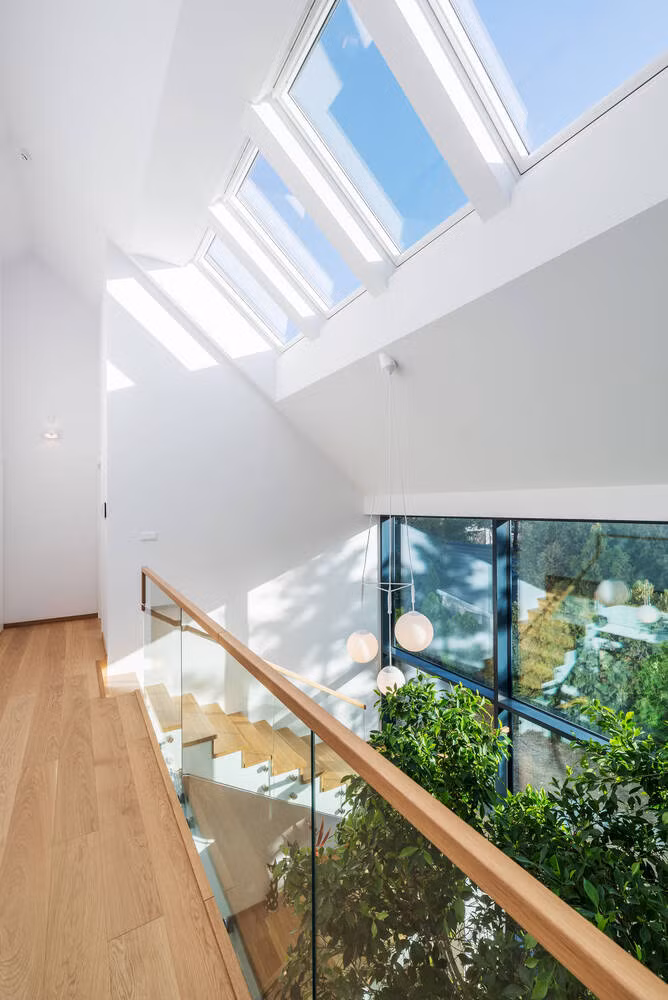 Ánh sáng len lỏi vào nhà từ mọi phía như cửa kính, ô cửa sổ...Nguồn ảnh: Archdaily.