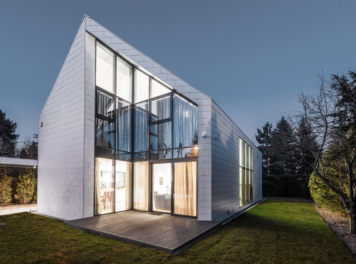 Hai bên góc của ngôi nhà được vát chéo, có thêm mái hiên nhằm giảm bớt ánh nắng gay gắt vào bên trong.