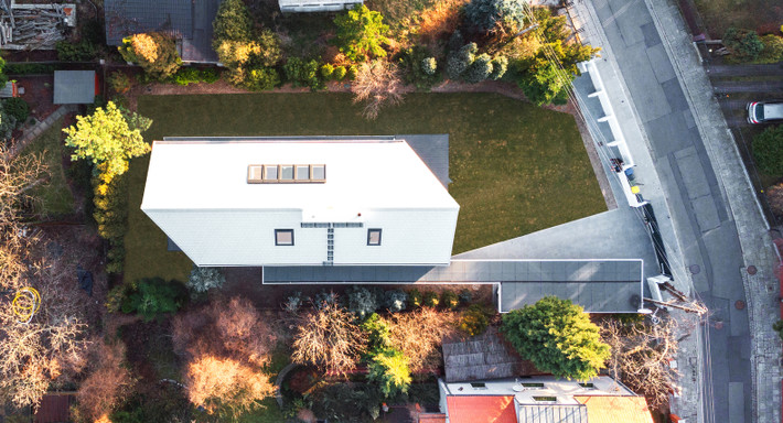 Công trình được thiết kế theo phong cách hiện đại, lấy cảm hứng từ cách gấp giấy đơn giản.