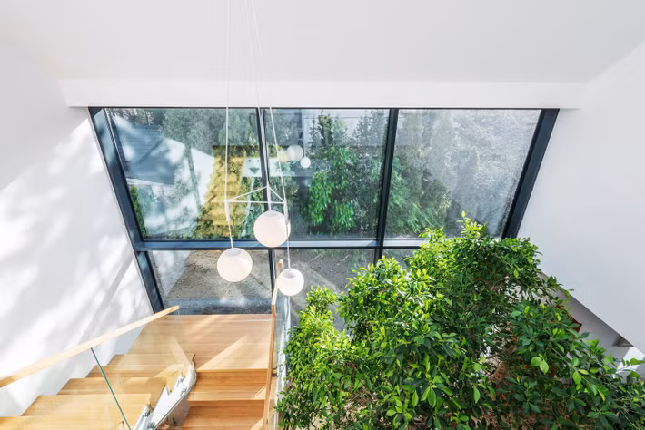 Ngay cả đứng trên tầng cao, các thành viên trong gia đình cũng có thể dễ dàng nhìn ra khu vườn.