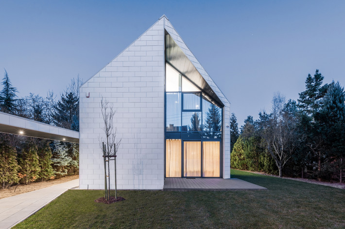 Phần mặt tiền màu trắng, chịu ảnh hưởng nhiều từ kiến trúc địa phương nhưng rất nhẹ nhàng, thoáng đãng và nổi bật nhờ khu vườn xanh mát bao quanh.