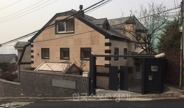 Sau khi cưới, Bi Rain và Kim Tae Hee sống trong một căn biệt thự sang trọng trên đồi Sowolgil, địa điểm có tiếng tại Yongsan. Ảnh: Sporbiz.