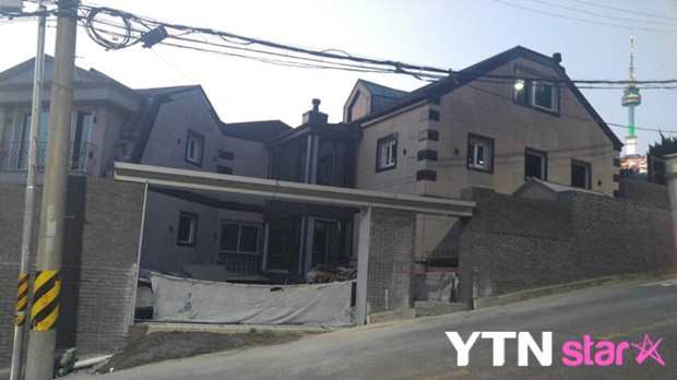 Không rõ Bi Rain đã mua ngôi nhà này với giá bao nhiêu, nhưng theo giá nhà đất hiện tại của bộ giao thông đường bộ, bất động sản này có giá ít nhất 5 tỷ won (khoảng 101,5 tỷ đồng). Ảnh: Sporbiz.