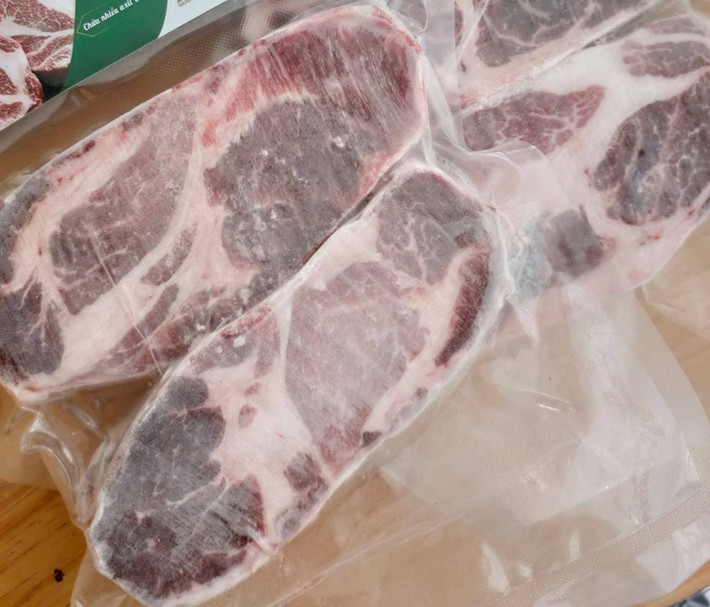 Bên cạnh thịt lợn trong nước, một số cửa hàng thực phẩm cao cấp ở Hà Nội và TP HCM cho biết, thịt lợn đen Tây Ban Nha (hay thịt lợn đen Iberico) cũng khá đắt khách. Ảnh: Infonet.
