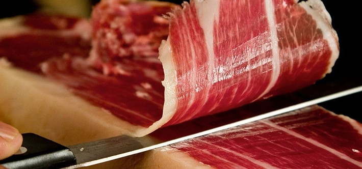 Theo người bán, thịt lợn đen Iberico giá đắt nhưng vẫn hút khách bởi đây là giống lợn quý, chúng được nuôi theo phương pháp đặc biệt. Ảnh: Wineandfood.