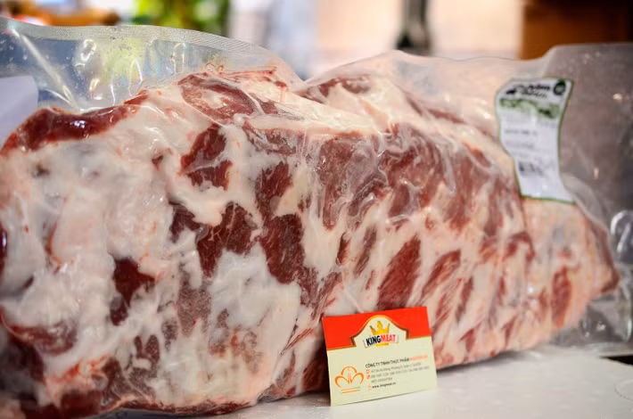 Thịt lợn đen Tây Ban Nha có giá đắt 5-7 so với thịt lợn nội địa. Cụ thể, thịt thăn phi lê lợn đen 1,1 triệu đồng/kg; nạc dăm giá bán 780.000 đồng/kg...Ảnh: Kingmeat.