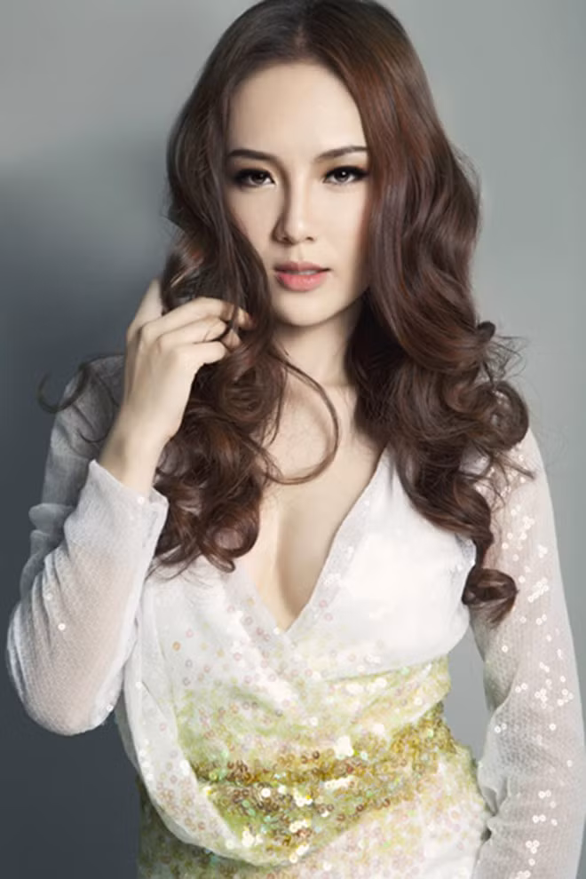 Phương Linh gây chú ý khi đạt thành tích giải nhì dòng nhạc nhẹ của cuộc thi "Sao Mai" năm 2005. Một năm sau, Phương Linh tiếp tục góp mặt tại "Sao mai điểm hẹn" và là nữ ca sĩ được đánh giá cao ở cả giọng hát lẫn nhan sắc.