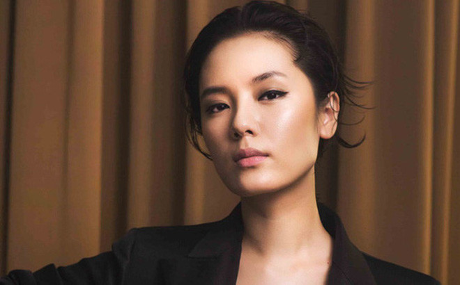 Thông tin này khiến nhiều người cho rằng, Phương Linh đang ẩn ý về chuyện sắp lên xe hoa ở tuổi 36. Tuy nhiên, Phương Linh vẫn quyết định giữ im lặng, không phản hổi bất cứ thông tin nào liên quan đến chuyện đời tư.