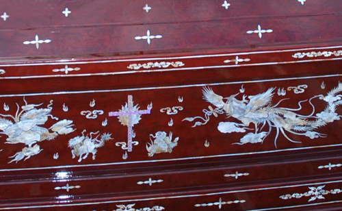 Chọn gỗ trắc, hoàng đàn (hay còn gọi là ngọc am) giá khoảng ba tỷ đồng, cộng thêm việc dát vàng xung quanh cùng hoa văn độc, giá của chiếc quan tài lên tới 10 tỷ đồng.