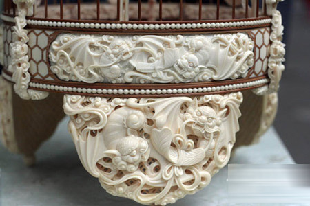 Hiện nay, những chiếc lồng đắt tiền nhất thường được làm bằng ngà voi, các nan lồng làm bằng đồi mồi, chạm trổ cầu kỳ, tinh tế.