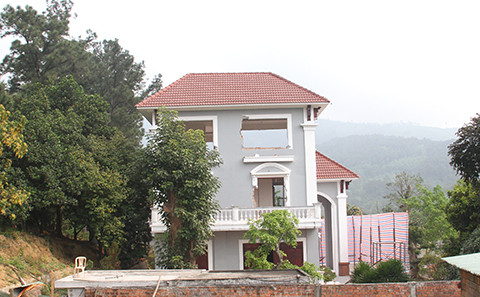 Phía mặt tiền căn biệt thự được quây bạt để đảm bảo an toàn khi tháo dỡ. Ảnh: Bửu Lân