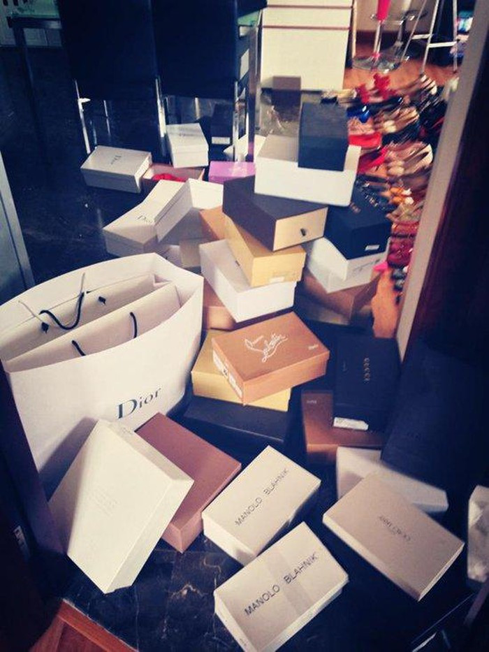 Không ít lần, người hâm mộ phải choáng váng trước độ vung tay sắm hàng hiệu không cần nhìn giá của Hoa hậu Mai Phương Thúy. Ảnh: FBNV