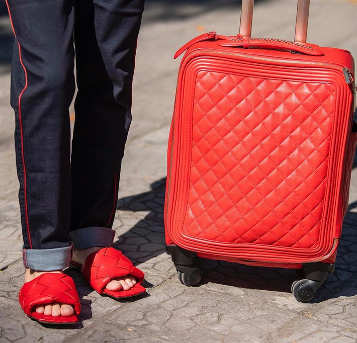 Cuối năm ngoái, nữ doanh nhân 7X lại khiến giới mộ điệu thời trang đau đầu vì màn lên đồ lạc quẻ với áo sơ mi bèo nhún cùng đôi dép lê màu đỏ khiến nhiều người liên tưởng đến xu hướng thời trang hot được giới trẻ lăng xê một thời. Ảnh: 2sao.