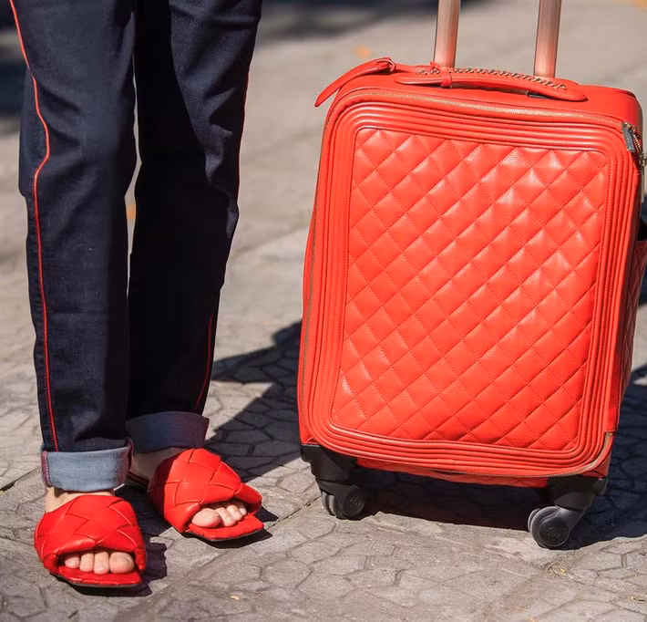 Cuối năm ngoái, nữ doanh nhân 7X lại khiến giới mộ điệu thời trang đau đầu vì màn lên đồ lạc quẻ với áo sơ mi bèo nhún cùng đôi dép lê màu đỏ khiến nhiều người liên tưởng đến xu hướng thời trang hot được giới trẻ lăng xê một thời. Ảnh: 2sao.