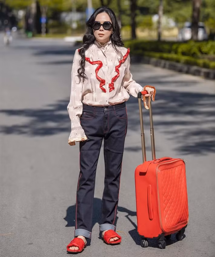 Thực chất, đây là đôi dép hiệu Bottega Veneta có giá 1310 USD (khoảng 30 triệu đồng). Ảnh: 2sao.