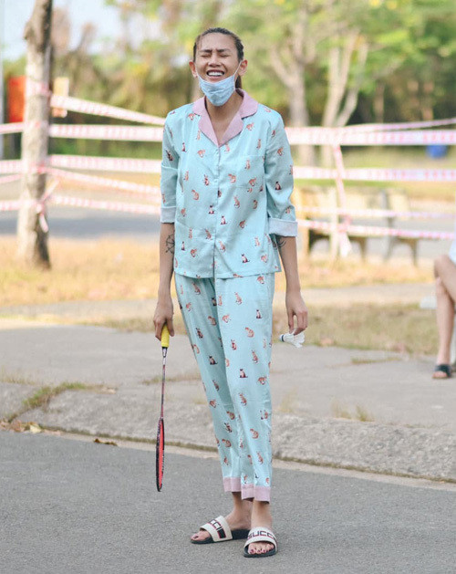 Là một trong số nhiều sao Việt phải đi cách ly tập trung vì COVID-19, Võ Hoàng Yến nhanh chóng thích nghi với cuộc sống mới. Cô chuộng mặc những bộ pyjama lịch sự, đáng yêu kết hợp cùng đôi dép của Gucci trong thời gian cách ly. Ảnh: Vietnamnet.