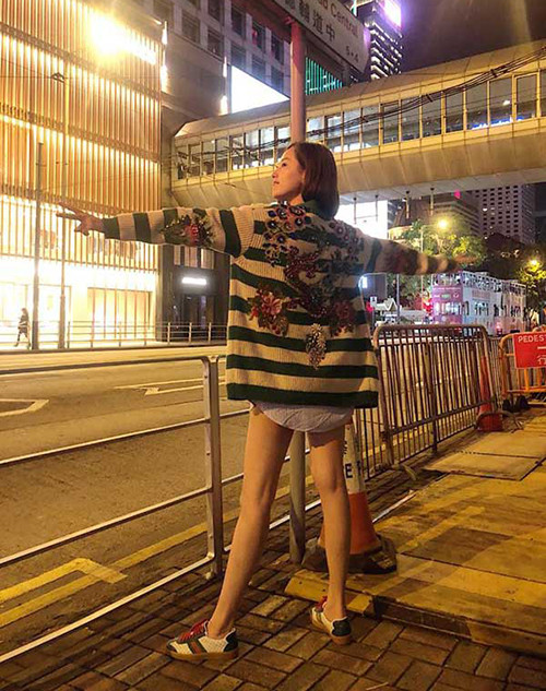 Nàng hậu từng sắm chiếc áo len con công thương hiệu Gucci có giá 11 nghìn USD (khoảng 240 triệu đồng) chỉ để khoác đi dạo và chưa có ai ở Việt Nam sở hữu.